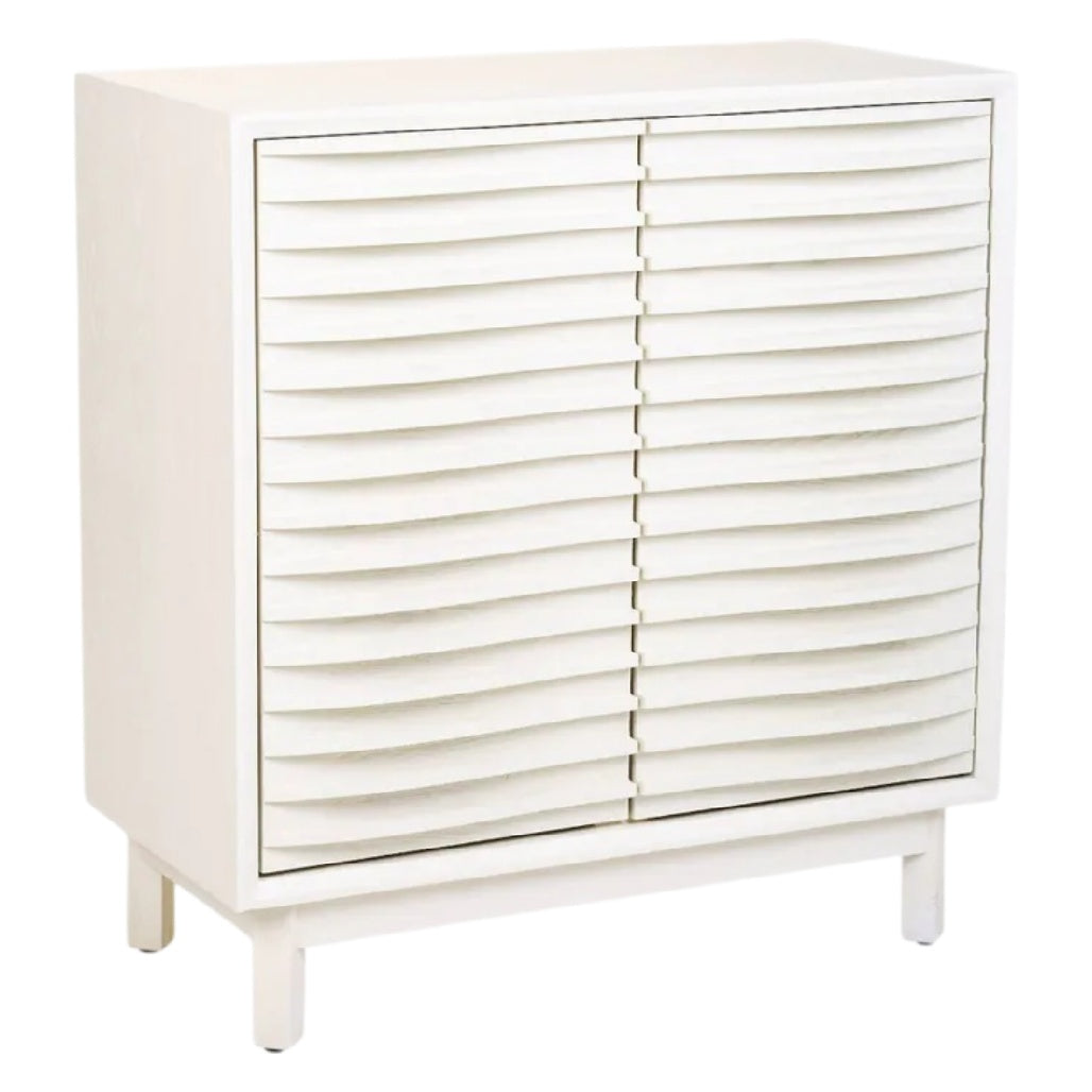 **Commode blanche avec portes à lamelles et pieds élégants**